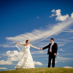 Жених и невеста на фоне неба