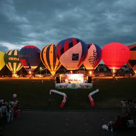 Чем больше воздушных шаров - тем ярче впечатление от ночного свечения!