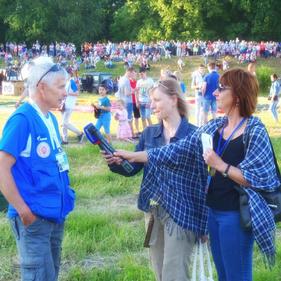 Сергей Белорусов даёт интервью в Великих Луках