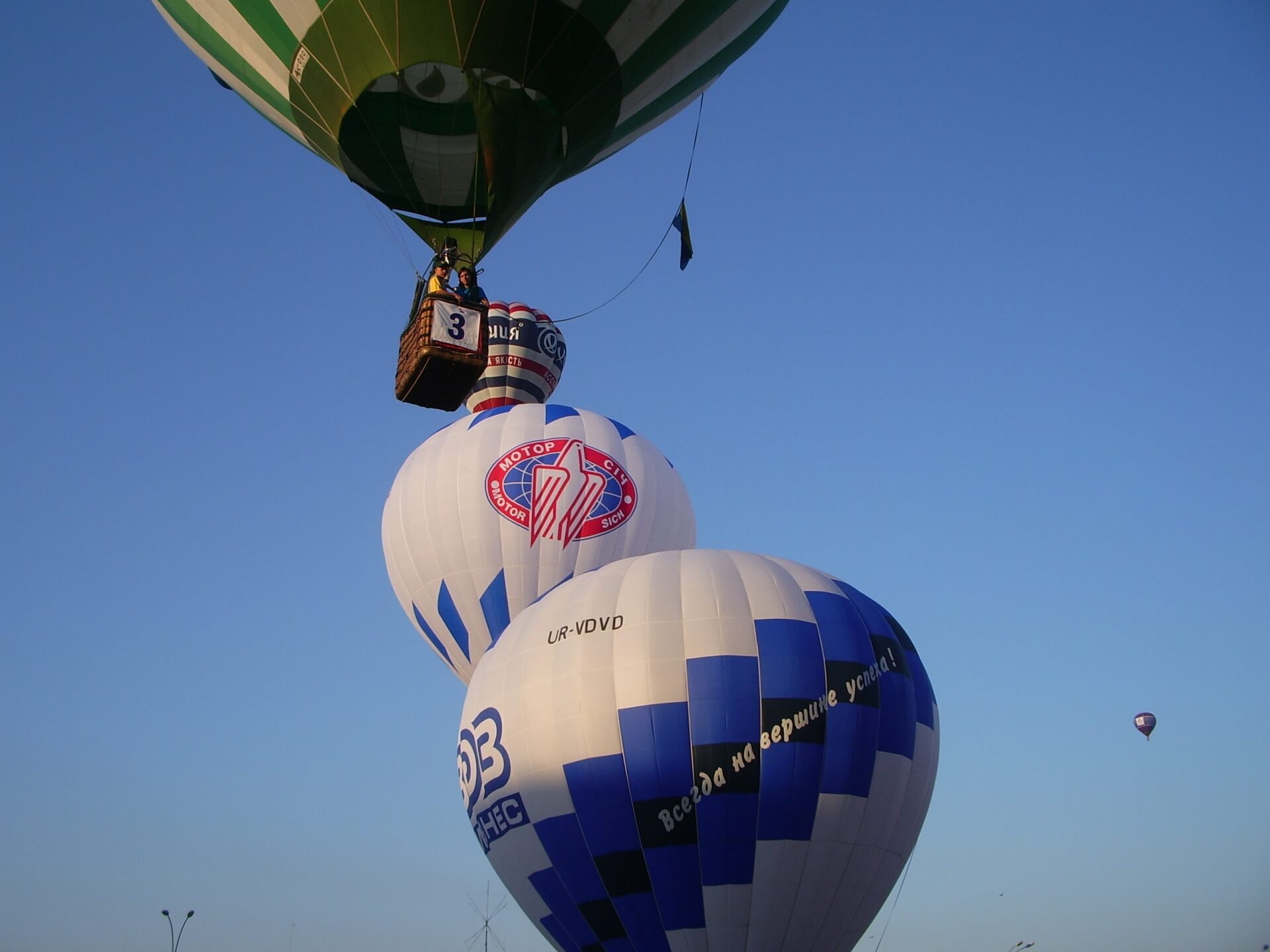 Выпуск на воздушном шаре. Воздушный шар. На воздушном шаре. Воздушный шар на мероприятие. Воздушный шар с парусами.