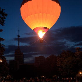 Ночное свечение воздушного шара над Госпромом